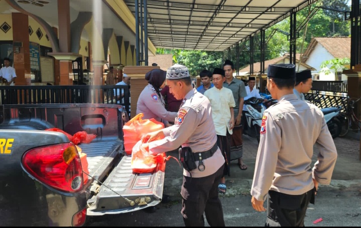 Jumat Berkah Polsek Tamanan, Aksi Berbagi Usai Salat Jumat Perkuat Kedekatan dengan Warga