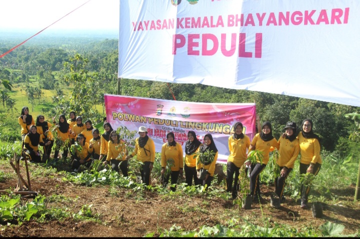 Hijaukan Bukit Bintang, Kapolres Bondowoso Pimpin Gerakan Tanam Pohon untuk Masa Depan Berkelanjutan