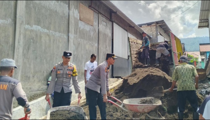 Polisi Peduli AKP Nisin Bersama Warga Perbaiki Jalanan Rusak dan berlubang di Sempol Ijen