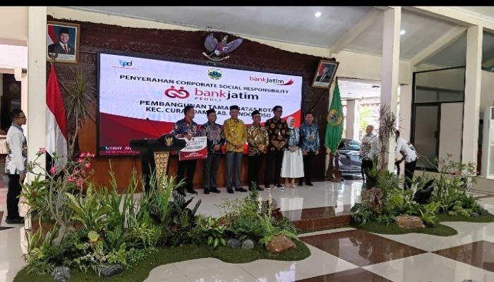 Bank Jatim Serahkan CSR Pembangunan Taman Batas Kota di Kecamatan Curahdami, Perkuat Sinergi dengan Pemkab Bondowoso Bank Jatim Serahkan CSR Pembangunan Taman Batas Kota di Kecamatan Curahdami, Perkuat Sinergi dengan Pemkab Bondowoso
