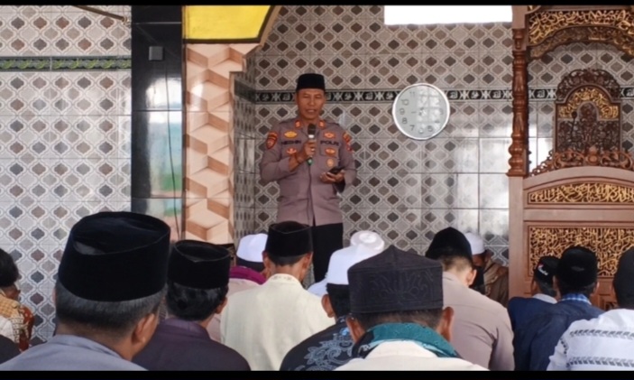 Safari Jumat Polsek Sempol: Menguatkan Silaturahmi, Menjaga Kamtibmas, dan Mengenalkan Layanan Darurat 110