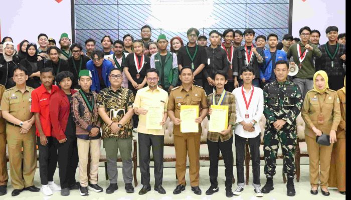 Terima 8 Poin Aspirasi Unras, Plt Bupati Asep Surya Atmaja Ajak Mahasiswa Kolaborasi Bangun Kabupaten Bekasi