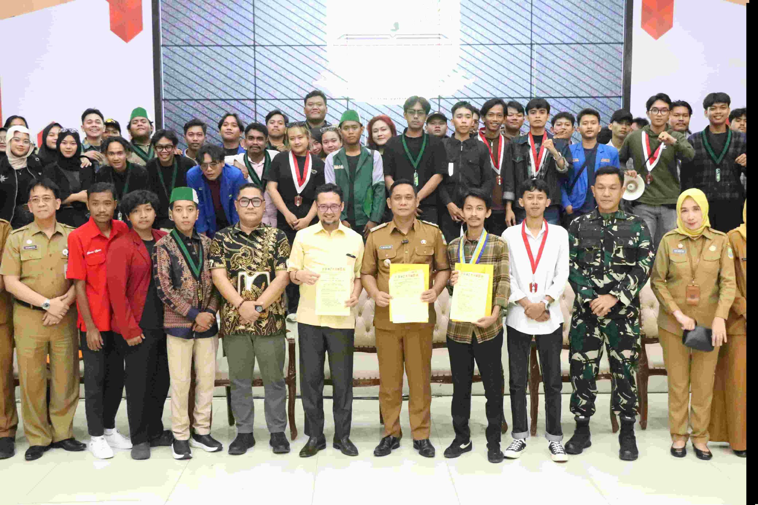 Terima 8 Poin Aspirasi Unras, Plt Bupati Asep Surya Atmaja Ajak Mahasiswa Kolaborasi Bangun Kabupaten Bekasi