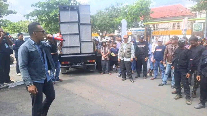Aksi di PN Indramayu, Keluarga Korban Pembunuhan Paoman Tuntut Hukuman Mati