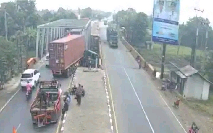 Kontainer Oleng di Jembatan Sewo, Penyapu Koin Diduga Jadi Korban