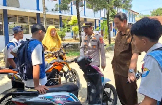 Kapolsek Widasari Beri Penyuluhan di SMPN 1 Widasari, Tekankan Bahaya Tawuran dan Geng Motor