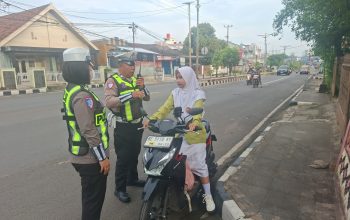 Pengendara Tak Pakai Helm Di Beri Teguran,Satlantas Polres Lampung Utara  Gencarkan  Edukasi  Keselamatan
