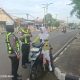 Pengendara Tak Pakai Helm Di Beri Teguran,Satlantas Polres Lampung Utara Gencarkan Edukasi Keselamatan
