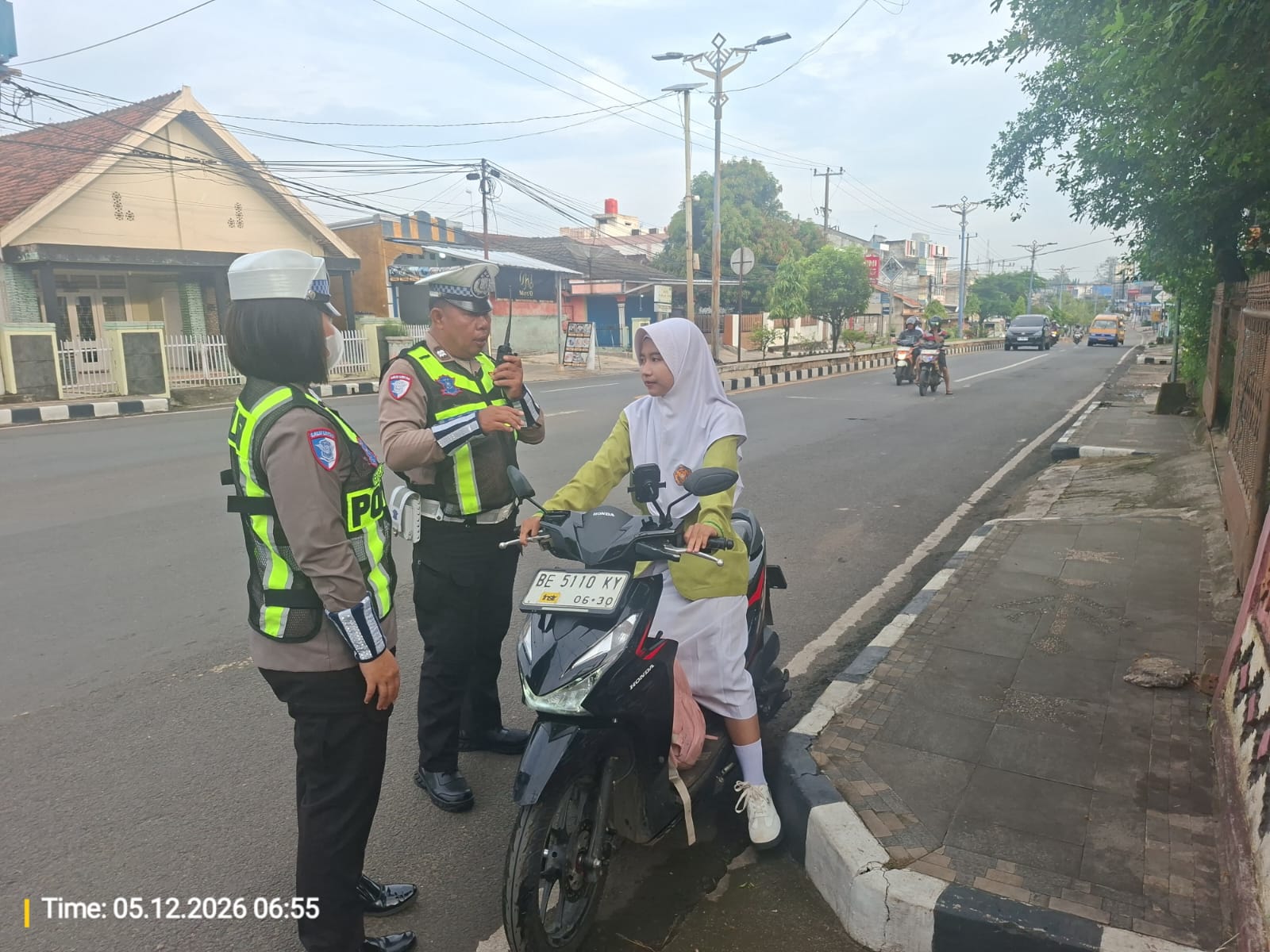 Pengendara Tak Pakai Helm Di Beri Teguran,Satlantas Polres Lampung Utara Gencarkan Edukasi Keselamatan