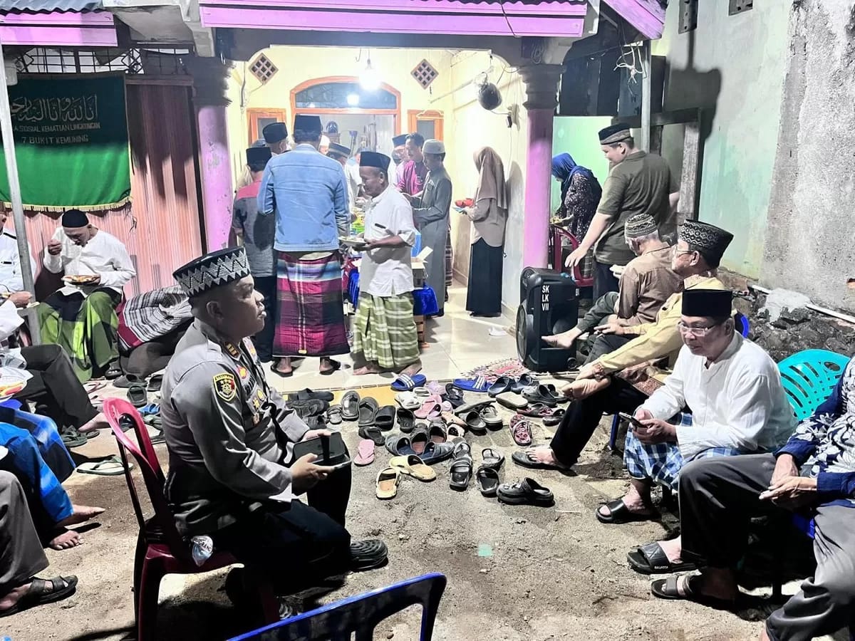 Polsek Bukit Kemuning Hadiri Takziah Warga, Wujud Empati Dan Kedekatan Polri Dengan Masyarakat