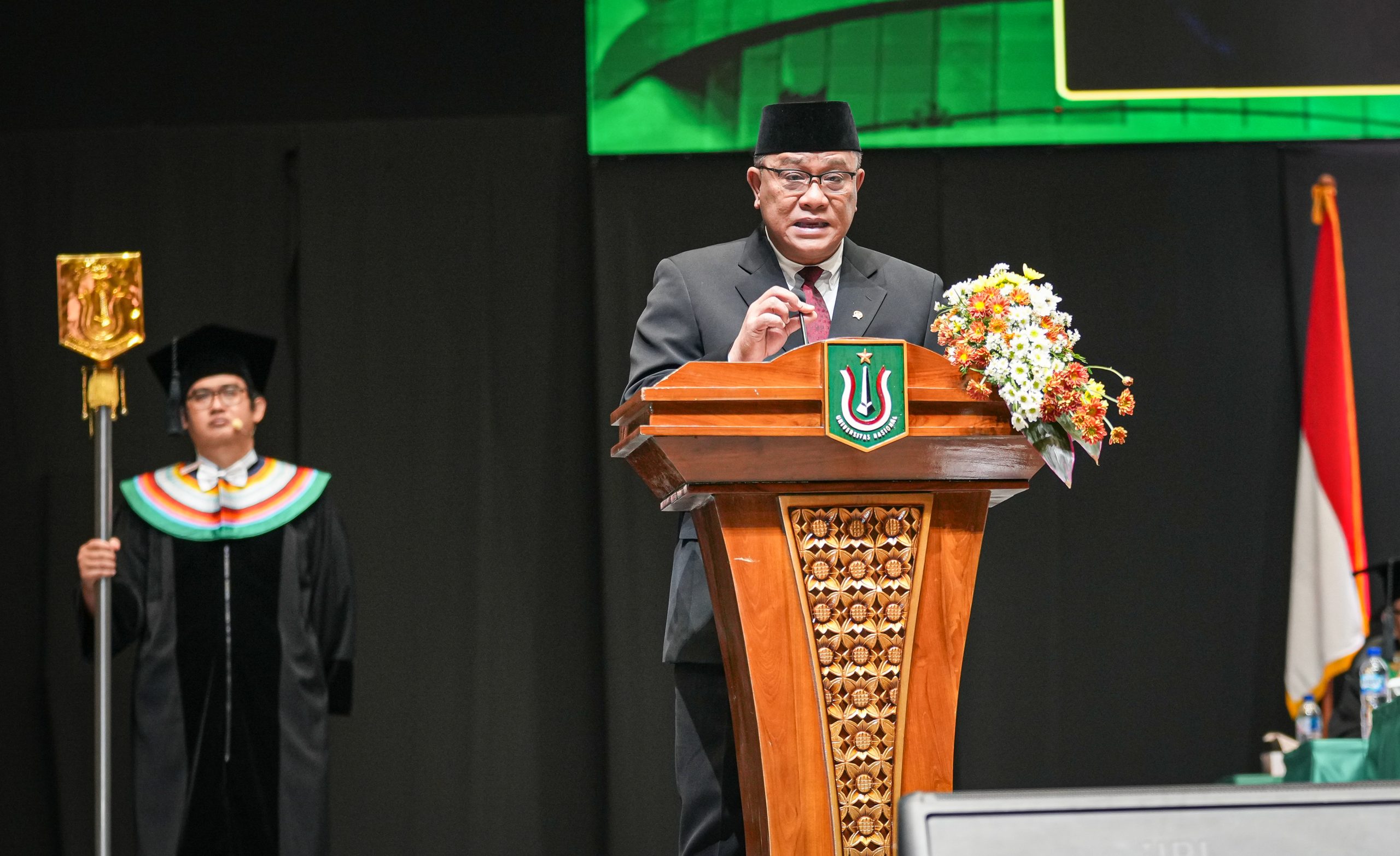Hadir Pembekalan Wisuda Kampus UNAS, Menteri LH Jumhur Tantang Gen Z Pimpin Transformasi Ekonomi Hijau Lewat ‘Green Jobs’