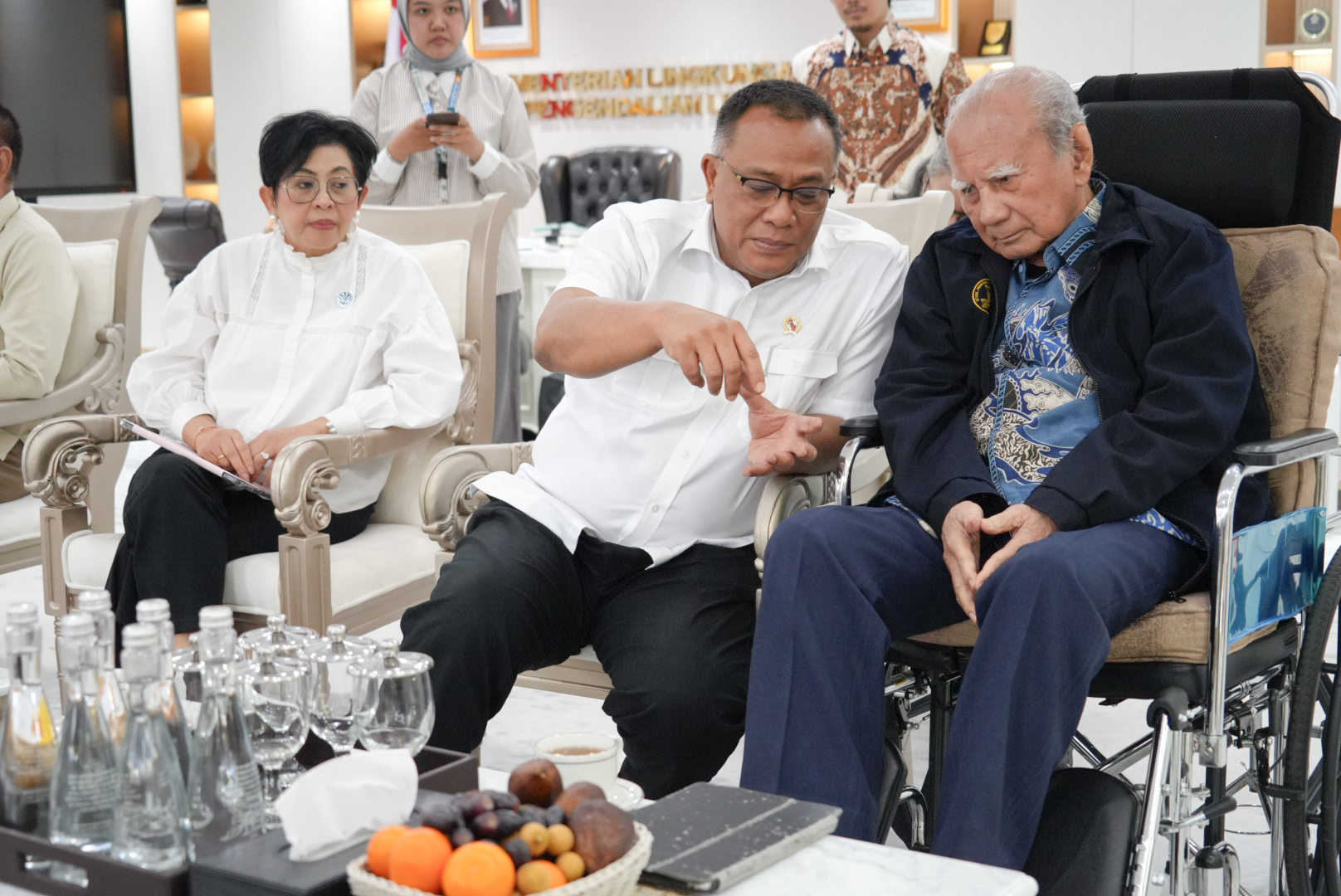Inilah Pesan Emil Salim ke Menteri LH Jumhur : Lingkungan Perlu Human Touch dan Gerakan Kolaboratif