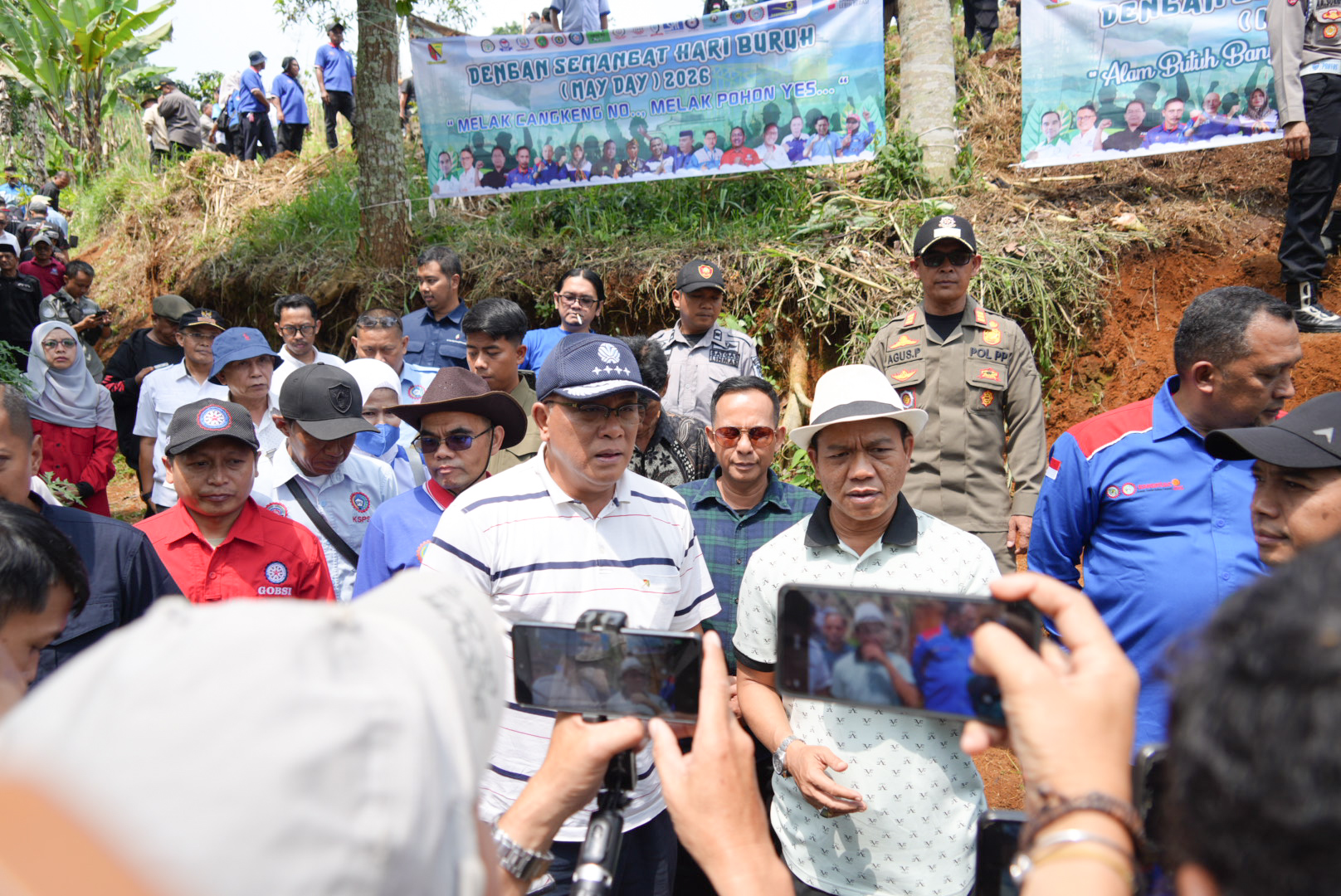 Tanam Ribuan Pohon di Bandung, Menteri LH Jumhur Fokus Pulihkan Lahan Kritis