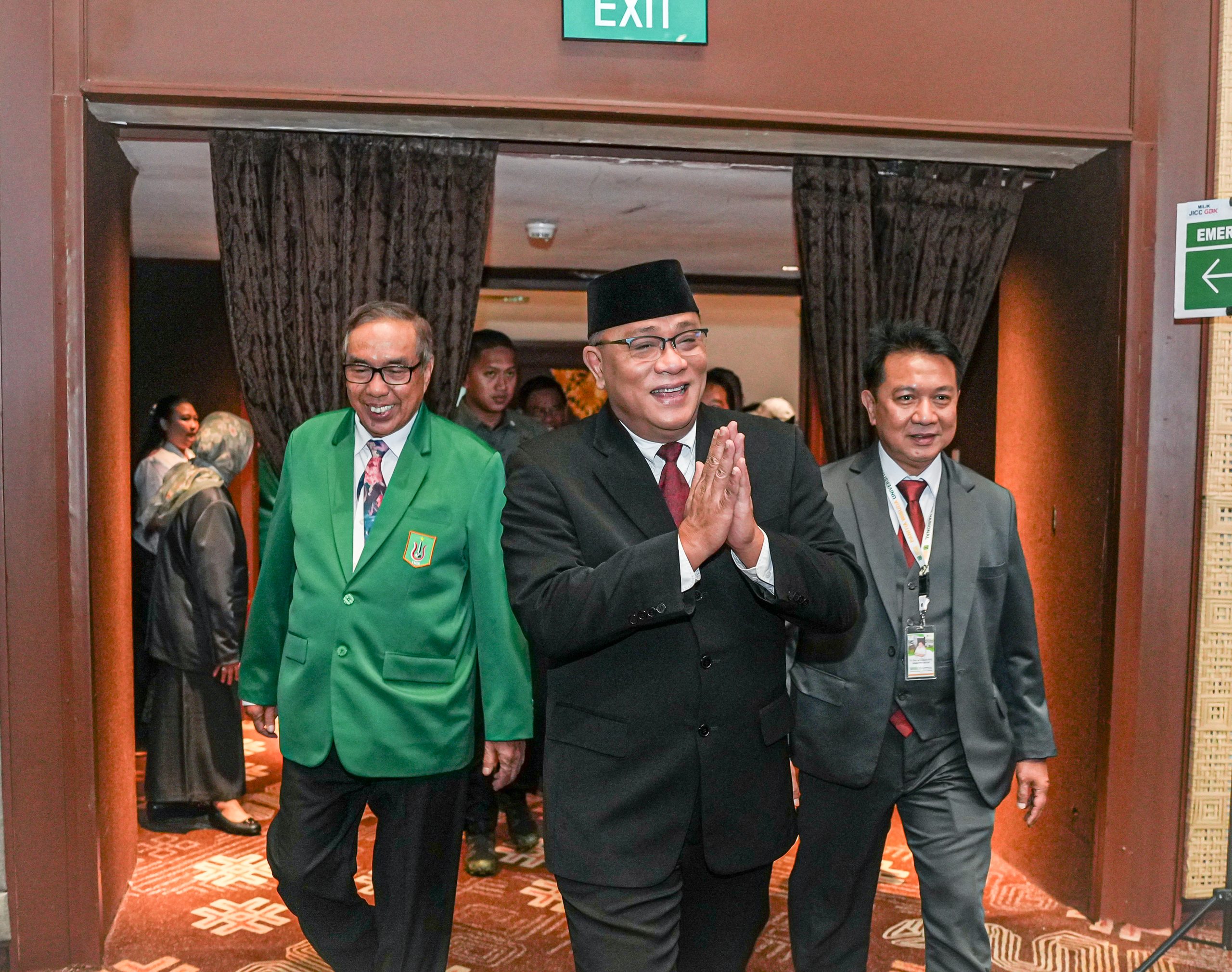 Hadir Pembekalan Wisuda Kampus UNAS, Menteri LH Jumhur Tantang Gen Z Pimpin Transformasi Ekonomi Hijau Lewat ‘Green Jobs’