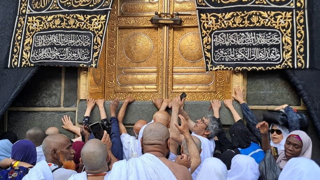 Ini Bacaan Doa dan Amalan saat Berada di Multazam, Tempat di Antara Pintu Ka’bah dan Hajar Aswad