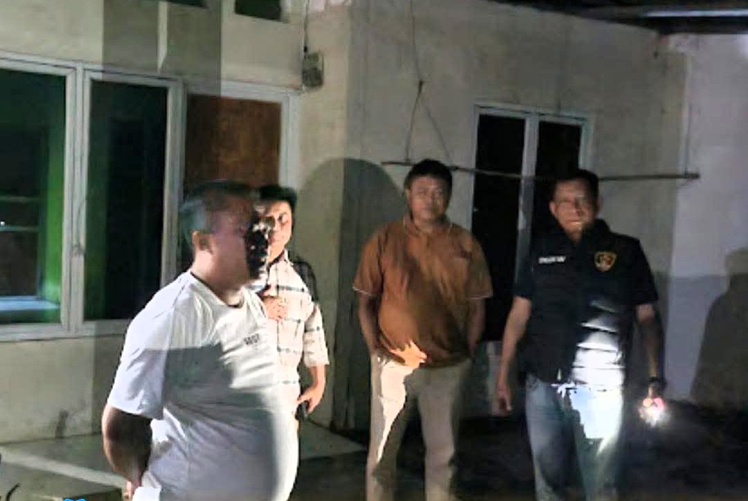 Polisi Gerebek Kontrakan Diduga Sarang Edar Tramadol di desa Sudimampir Indramayu, Penghuni Kabur