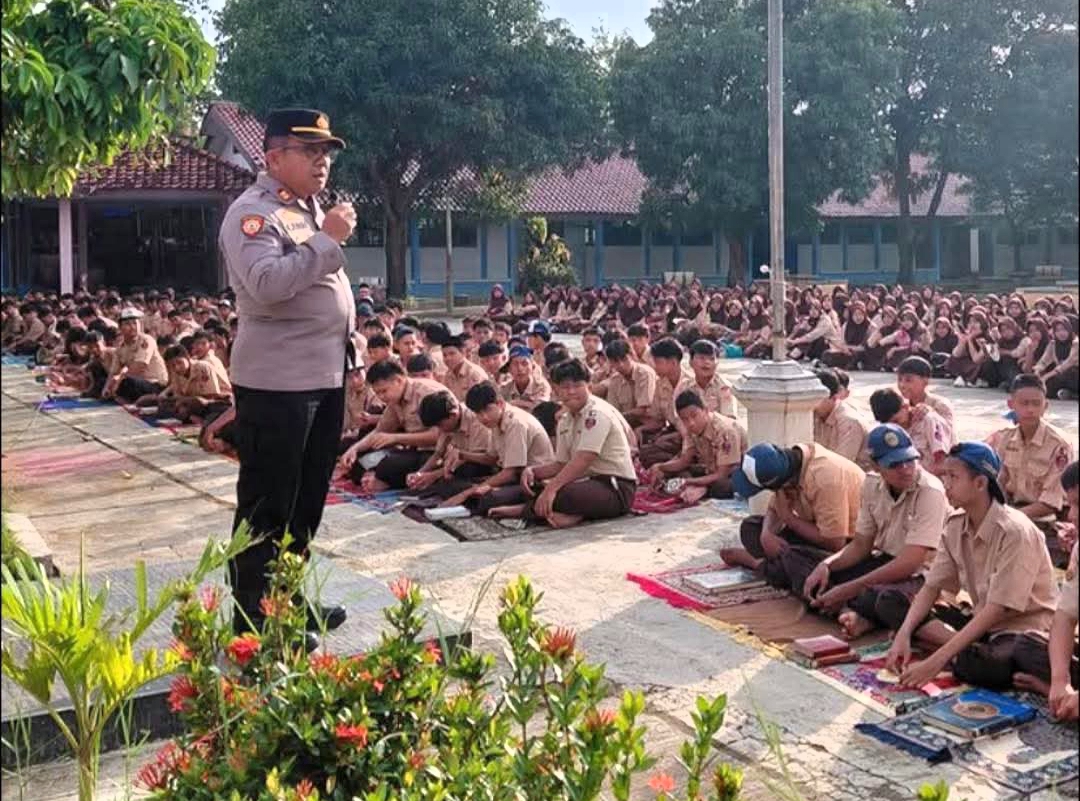 Kapolsek Kroya Edukasi Pelajar SMPN 2 Kroya tentang Bahaya Tawuran, Geng Motor, dan Narkoba