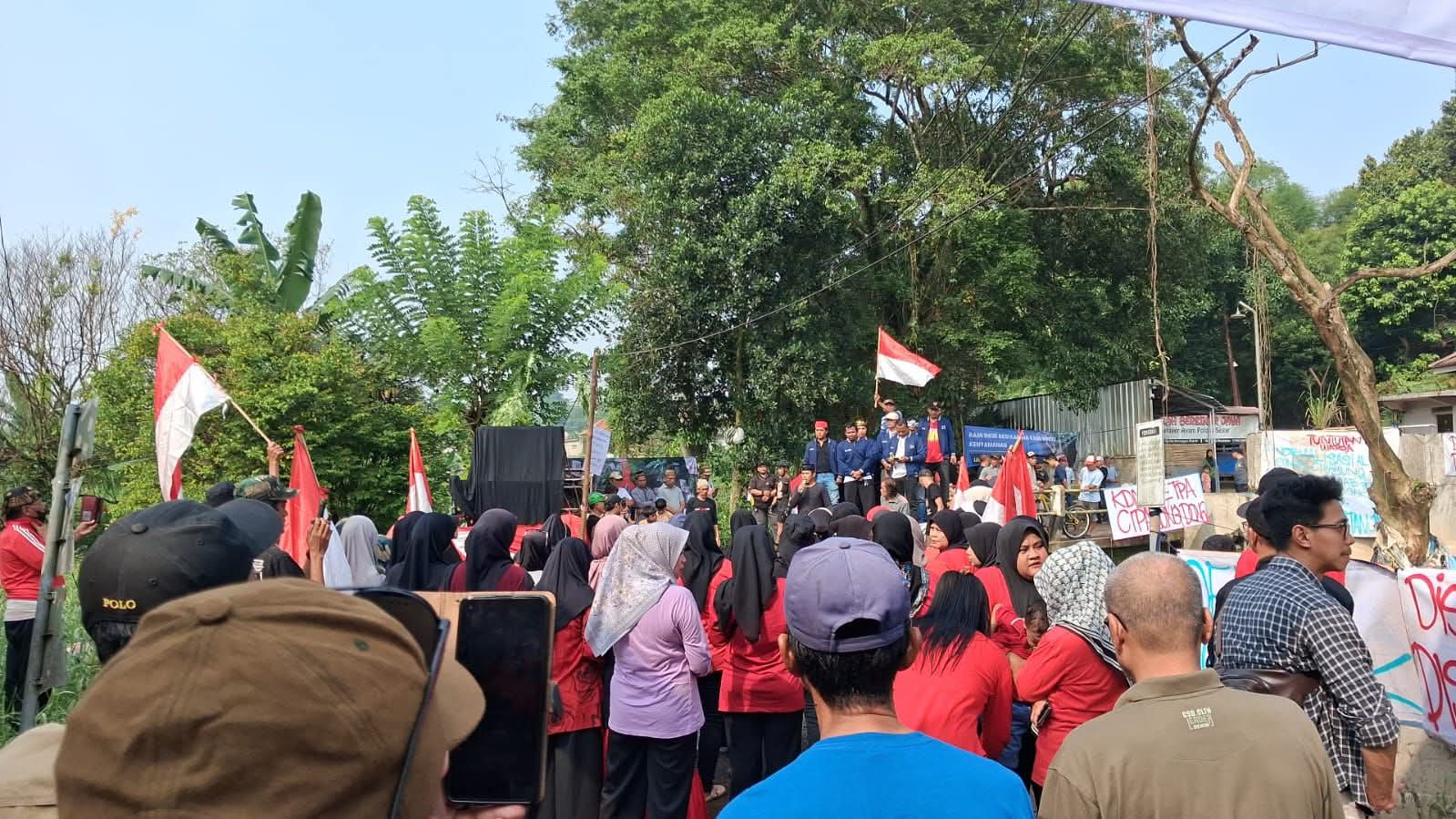 Masih Momen HUT Kota Depok ke 27, Dihadiahkan Warga Kp Benda Cipayung Unjuk Rasa