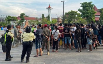 Pedagang di Alun-Alun Indramayu Demo Tolak Pemindahan ke Jalur Baru Car Free Night