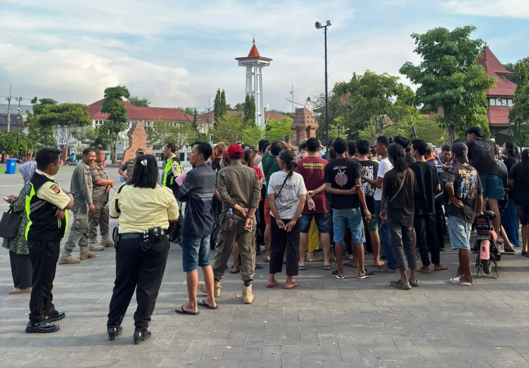 Pedagang di Alun-Alun Indramayu Demo Tolak Pemindahan ke Jalur Baru Car Free Night