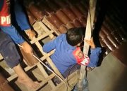 Damkar Indramayu Turun dari Atap Setinggi 7 Meter demi Buka Rolling Door Ruko Terkunci