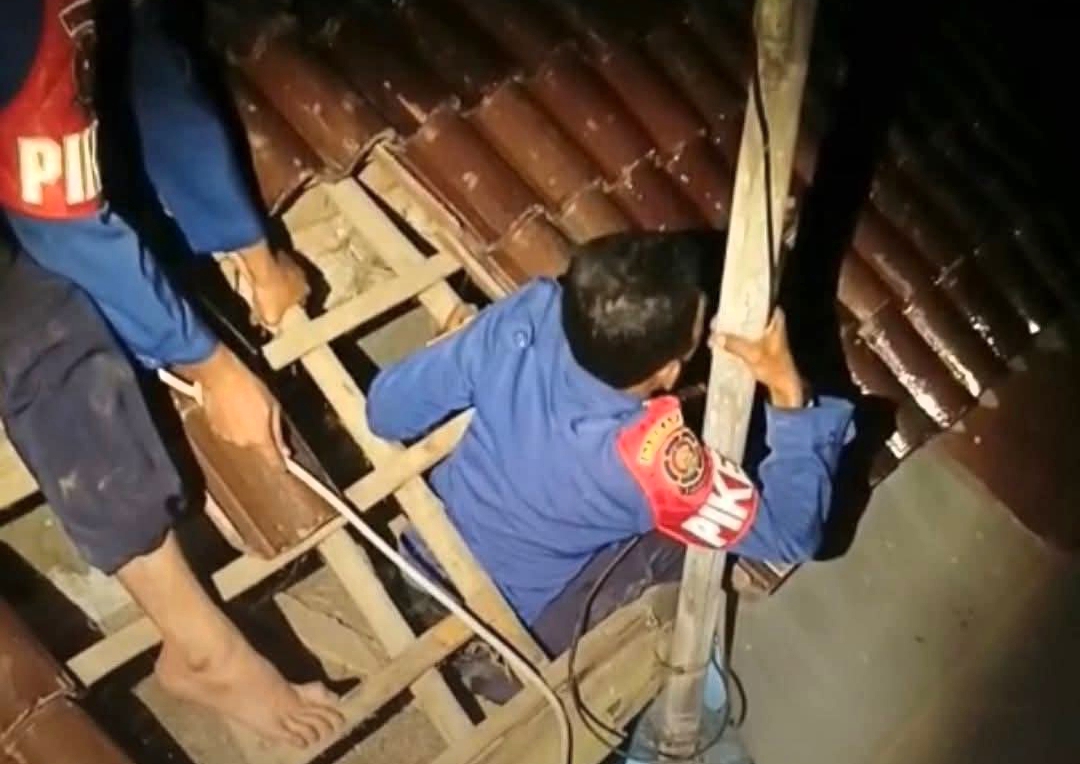 Damkar Indramayu Turun dari Atap Setinggi 7 Meter demi Buka Rolling Door Ruko Terkunci