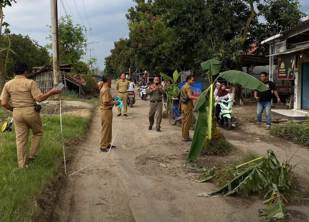 Aksi Tanam Pohon Pisang Berbuah Hasil, Jalan Rusak di Desa Gadingan Segera Diperbaiki