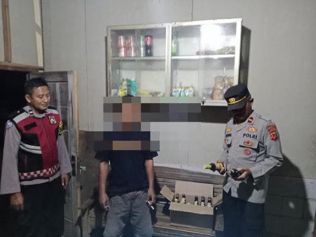 KRYD Polsek Kedokanbunder Sasar Premanisme dan Miras, Puluhan Botol Diamankan