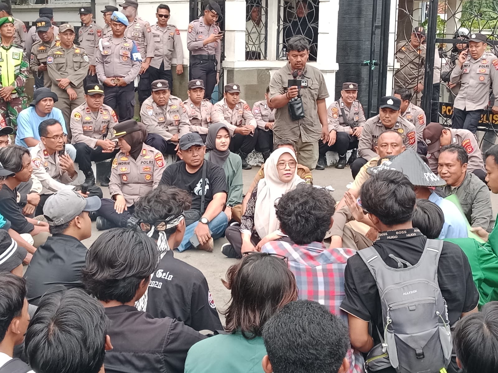 Ketua DPRD Indramayu Terima Audiensi Mahasiswa, Soroti Revisi UU Cipta Kerja hingga Perlindungan Lahan Pertanian