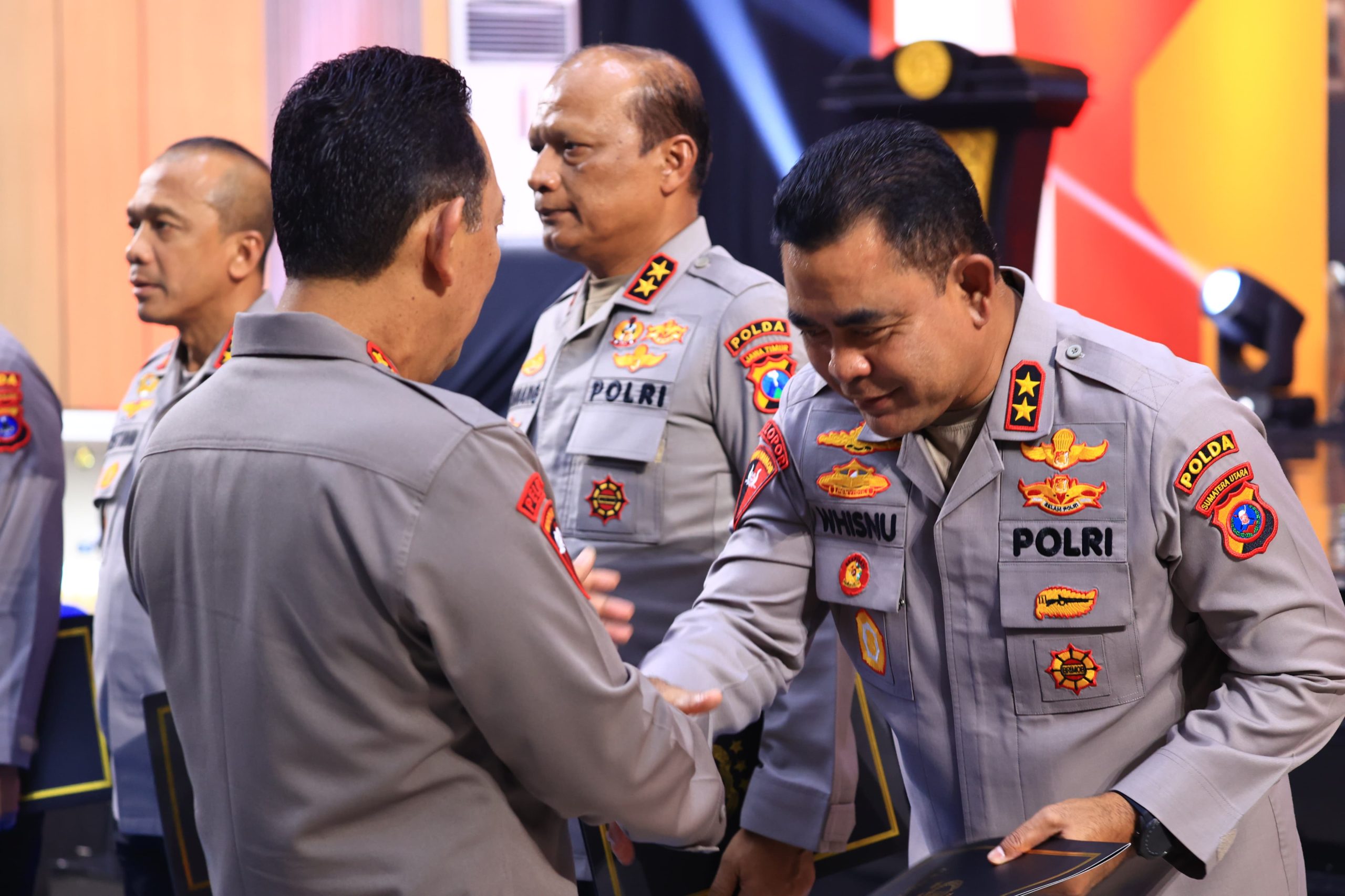 Bangun 20 Gedung Layanan dan Fasilitas Olahraga Gratis, Kapolda Sumut Raih Penghargaan Polda Terbaik Kapolda Sumut Mendapat Pengharga'an dari Kapolri di Jakarta saat Kegiatan Rakernis Logistic Polri T.A 2026. JAKARTA