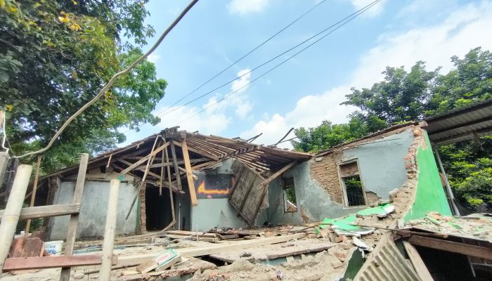 Bangunan Kobong Ponpes Assalafiyah Al-Qosasiyah Loji Karawang Roboh Butuhkan Uluran Tangan Dermawan
