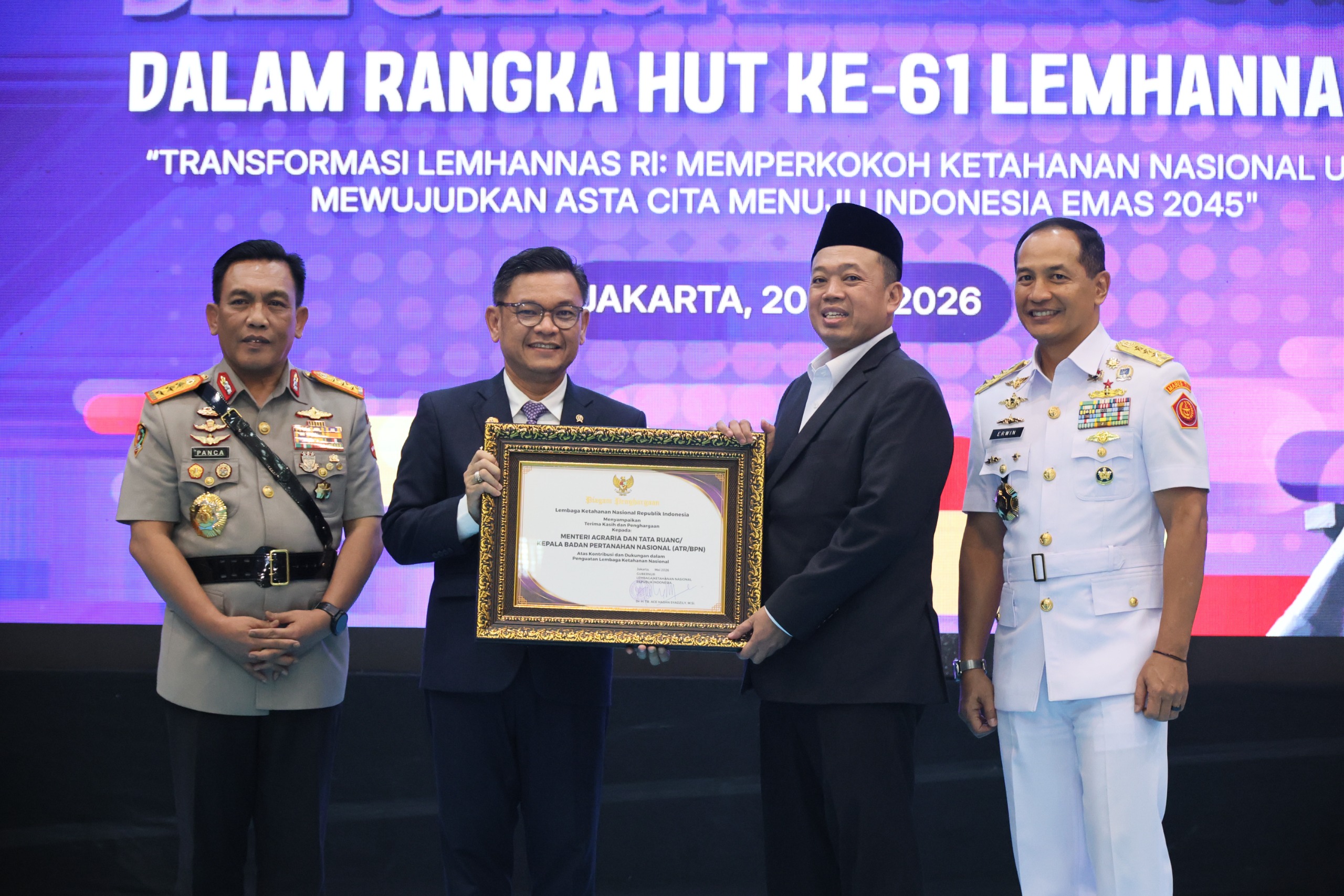 Sebagai Wujud Jaga Keamanan Aset Negara, Menteri ATR/BPN Serahkan Sertipikat Hak Pakai ke Lemhannas RI