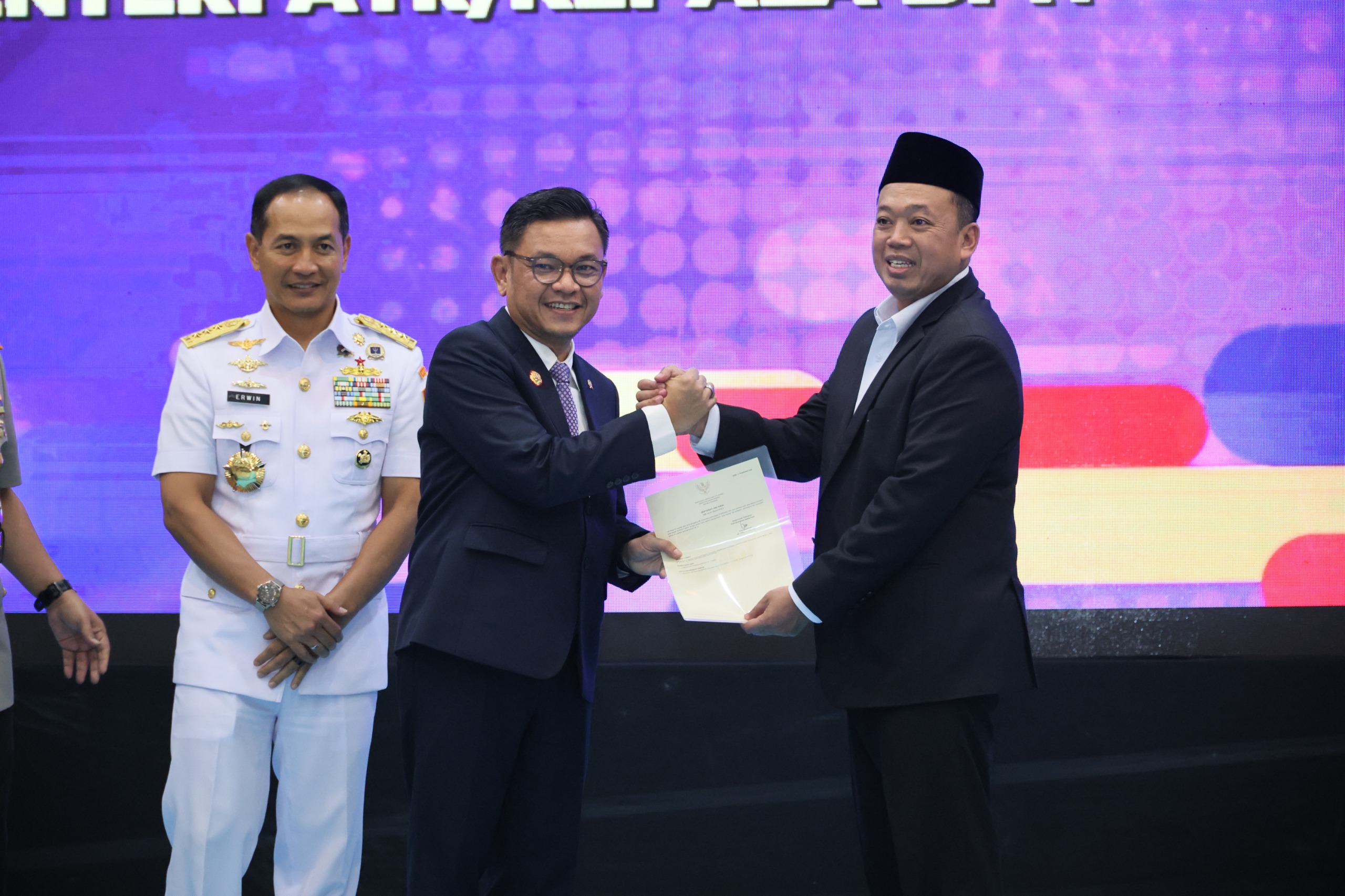 Sebagai Wujud Jaga Keamanan Aset Negara, Menteri ATR/BPN Serahkan Sertipikat Hak Pakai ke Lemhannas RI