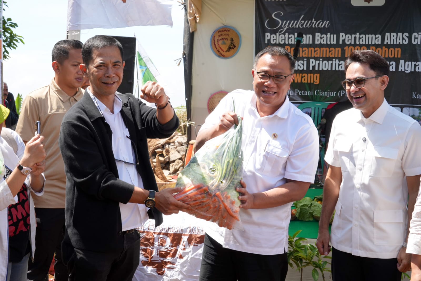 1000 Pohon Ditanam, Aksi Nyata Kepedulian Menteri LH Jumhur dan Petani Cianjur Bukti Jaga Bumi Bisa Bikin Sejahtera