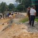 DPRD Sumut Bersama Warga Gotong Royong Benahi Jalan Longsor di Kecamatan Barus