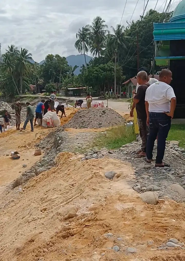 DPRD Sumut Bersama Warga Gotong Royong Benahi Jalan Longsor di Kecamatan Barus