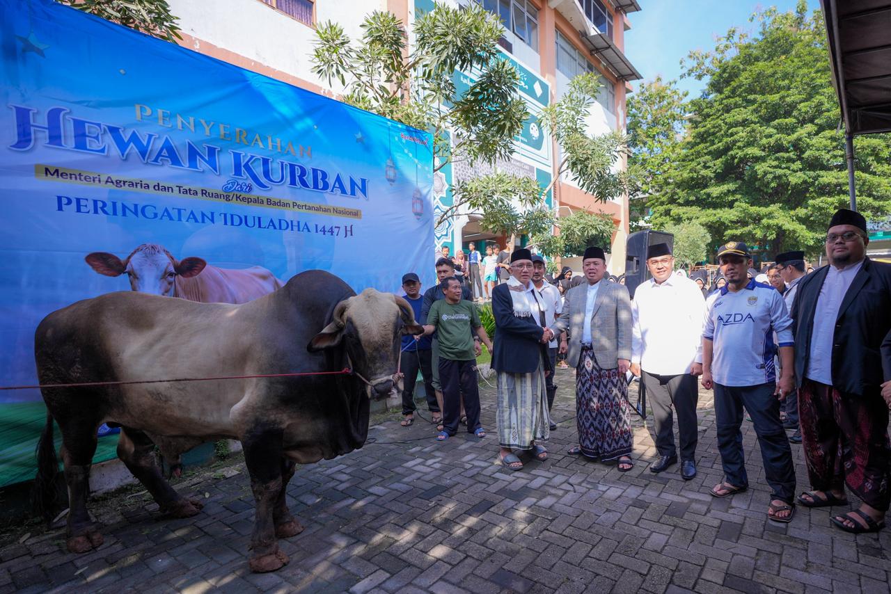 Tak Hanya Urus Sertifikat Tanah, Menteri ATR/BPN Nusron Peduli Terhadap Santri Salurkan Hewan Qurban ke Ponpes Darunnajah Tak Hanya Urus Sertifikat Tanah, Menteri ATR/BPN Nusron Peduli Terhadap Santri Salurkan Hewan Qurban ke Ponpes Darunnajah