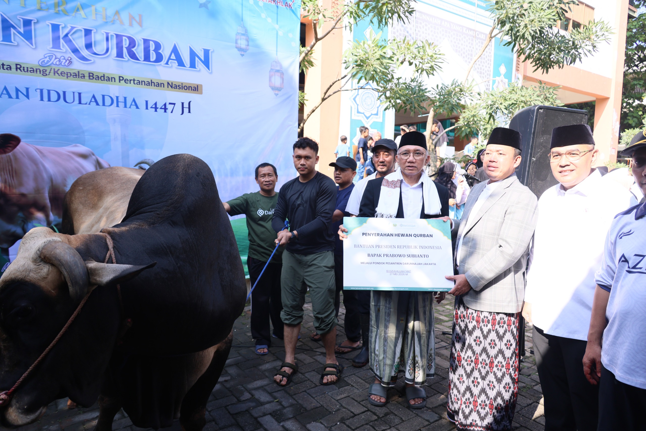 Tak Hanya Urus Sertifikat Tanah, Menteri ATR/BPN Nusron Peduli Terhadap Santri Salurkan Hewan Qurban ke Ponpes Darunnajah