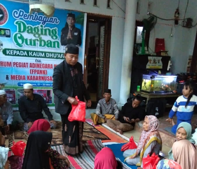 Tebar Kepedulian FPANN Bondowoso Bersama Media Online Kabarnusa24.com Salurkan Daging Kurban bagi Kaum Dhu'afa