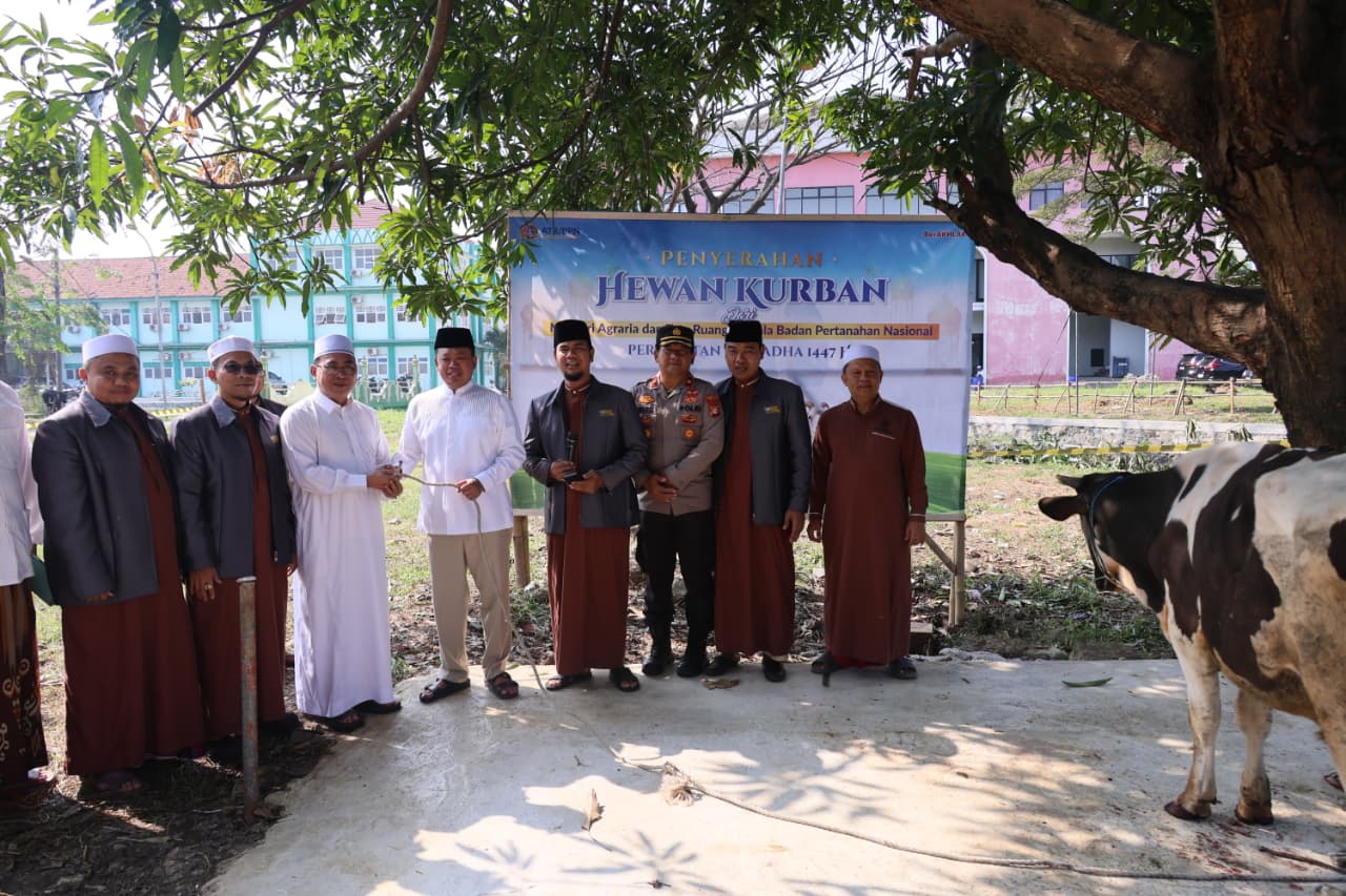 Hadirnya Menteri ATR/BPN Nusron Diponpes Attaqwa Kab Bekasi Serahkan Hewan Qurban