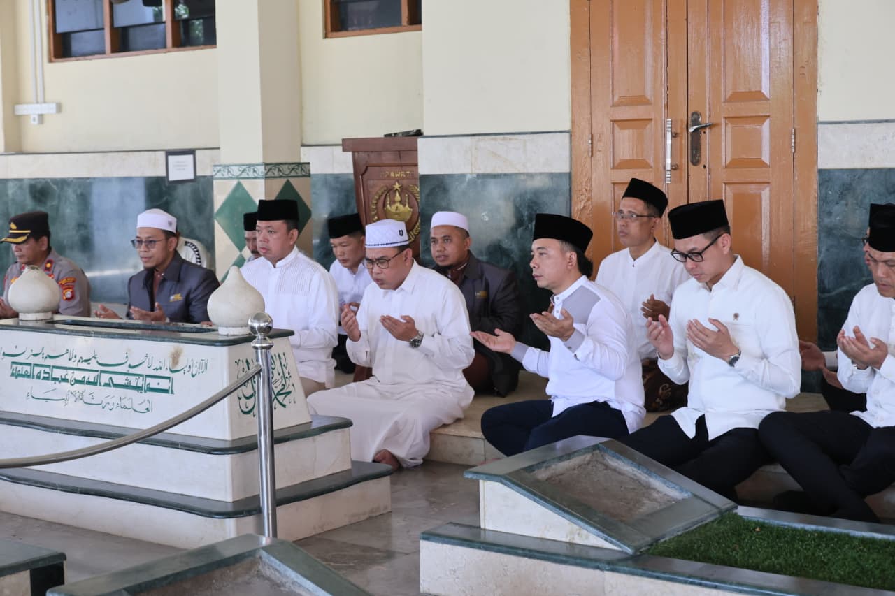 Hadirnya Menteri ATR/BPN Nusron Diponpes Attaqwa Kab Bekasi Serahkan Hewan Qurban