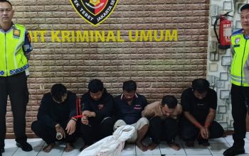 Aksi Senyap Berujung Borgol, Komplotan Maling Ban Truk Tumbang di Gerbang Tol Tebet 2 Aksi Senyap Berujung Borgol, Komplotan Maling Ban Truk Tumbang di Gerbang Tol Tebet 2