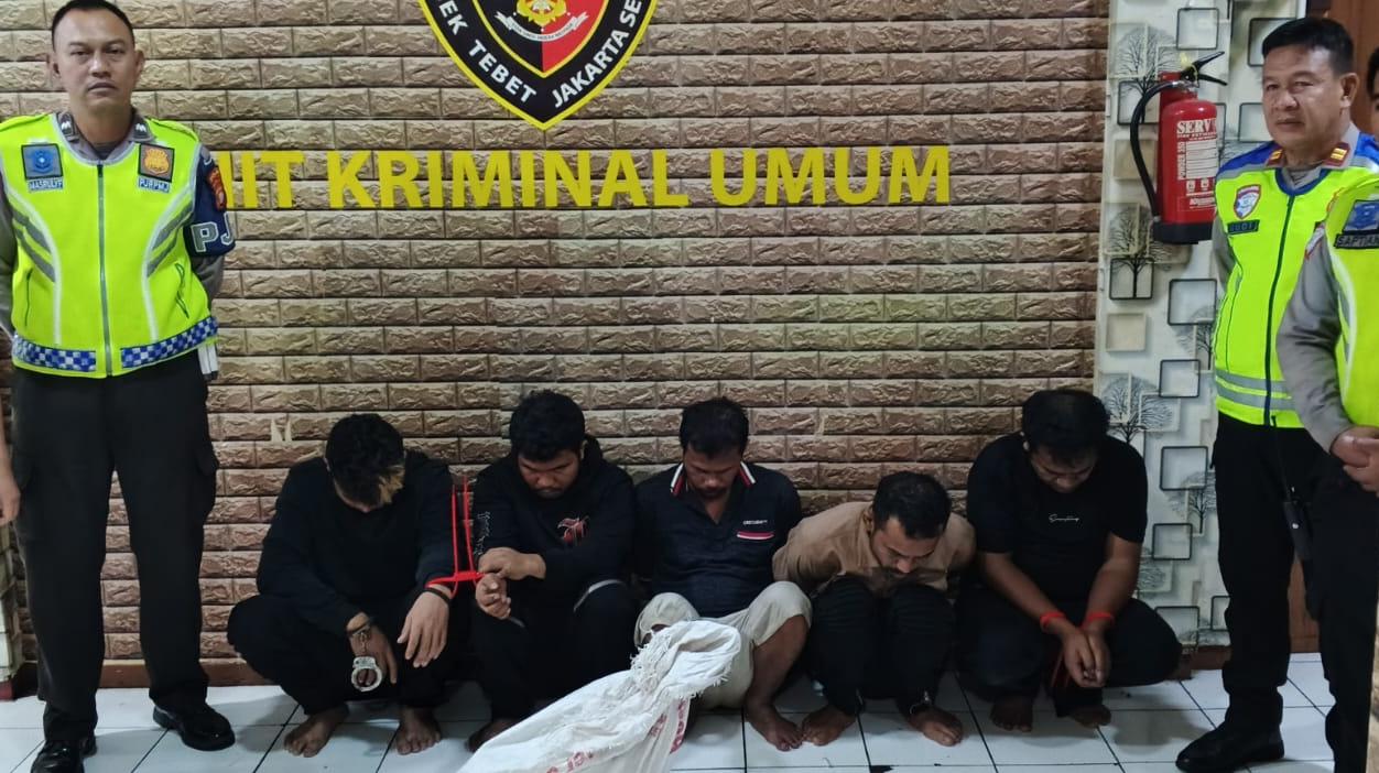 Aksi Senyap Berujung Borgol, Komplotan Maling Ban Truk Tumbang di Gerbang Tol Tebet 2