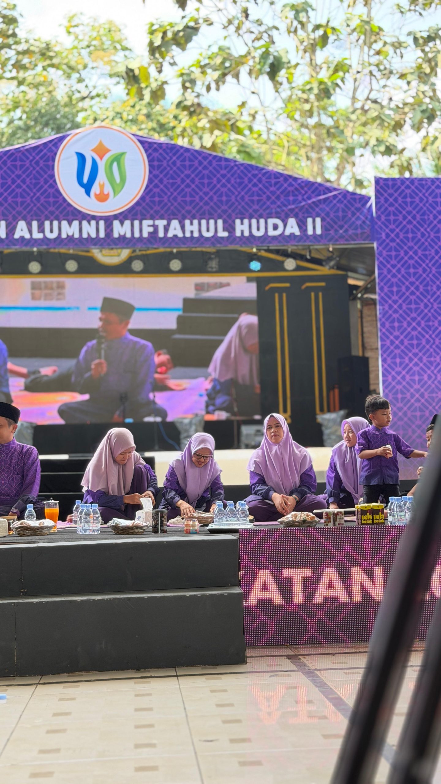 REUNI ALUMNI MIFTAHUL HUDA 2 KE-40 “Memperkokoh Jati Diri Alumni di Tengah Dinamika Zaman yang Terus Bertransformasi” REUNI ALUMNI MIFTAHUL HUDA 2 KE-40 “Memperkokoh Jati Diri Alumni di Tengah Dinamika Zaman yang Terus Bertransformasi”