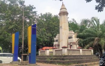 Seperti Tak Peduli Kebersihan Lingkungan, Tugu Perbatasan Cengkareng dan Banten Tampak Terlihat Kumuh