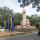 Seperti Tak Peduli Kebersihan Lingkungan, Tugu Perbatasan Cengkareng dan Banten Tampak Terlihat Kumuh