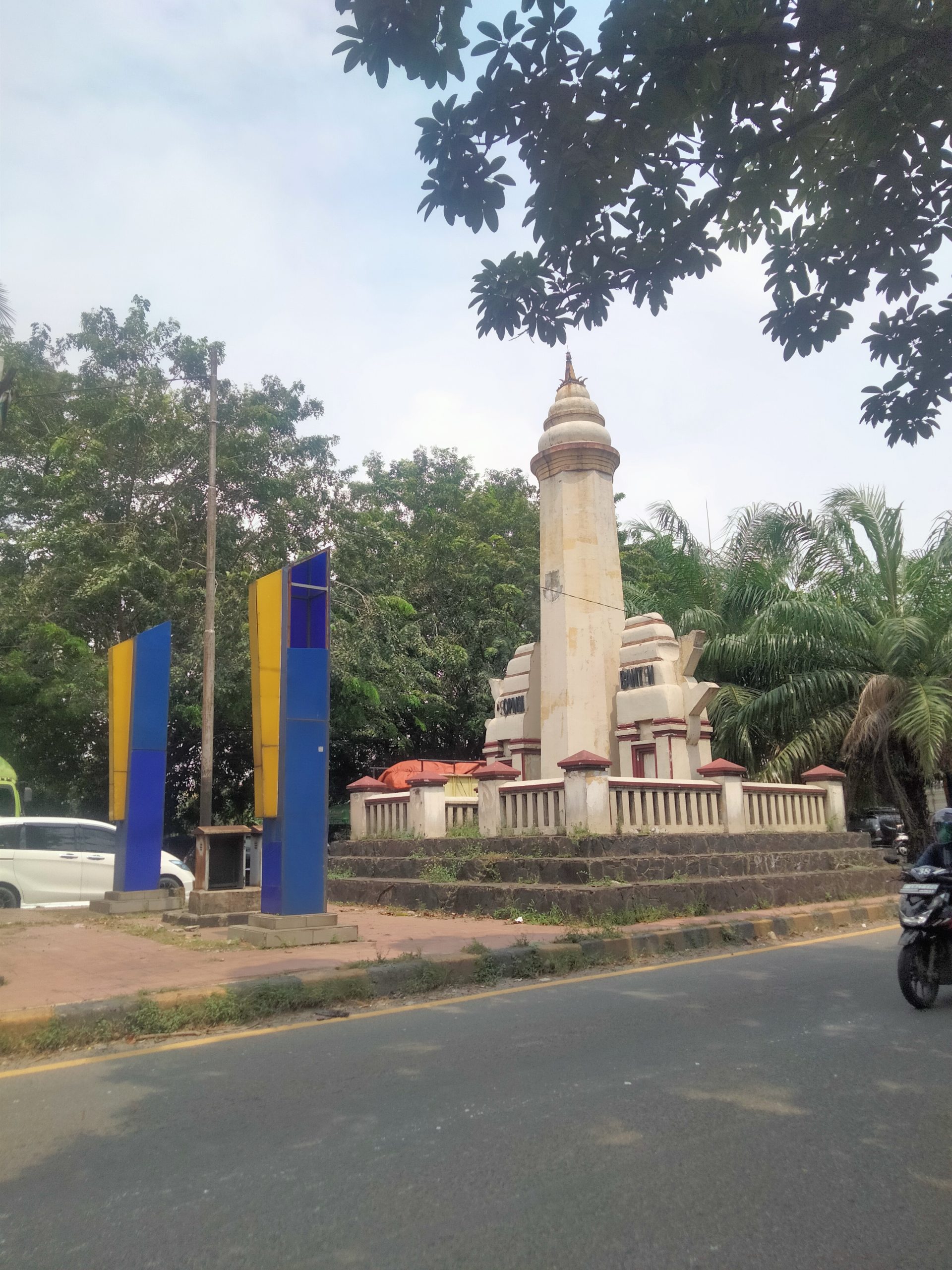 Seperti Tak Peduli Kebersihan Lingkungan, Tugu Perbatasan Cengkareng dan Banten Tampak Terlihat Kumuh