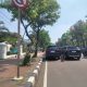 Sudah Ada Rambu Larangan, Diduga Mobil Pejabat Parkir Sembarang di Depan Gedung Kemenko PMK