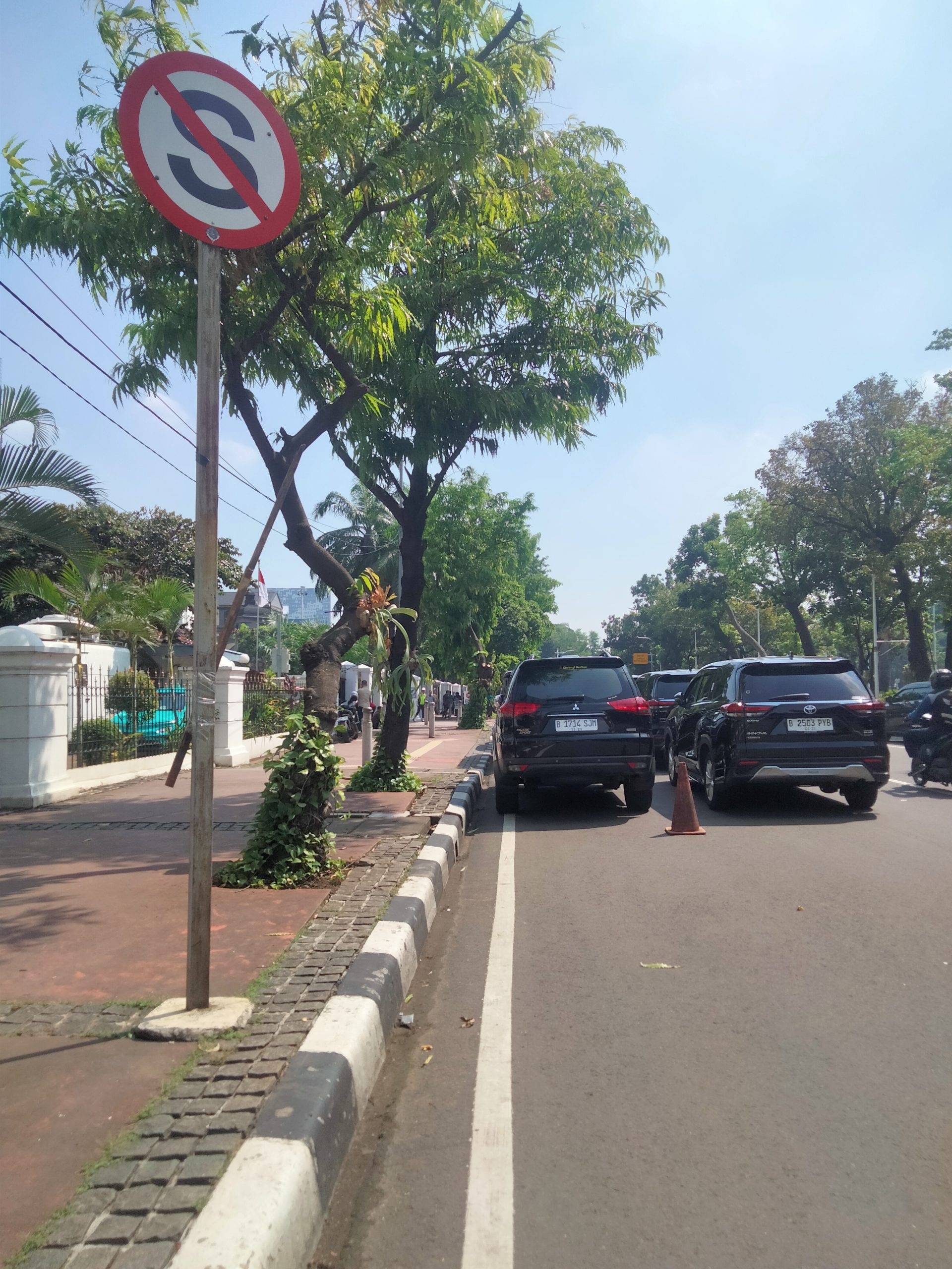 Sudah Ada Rambu Larangan, Diduga Mobil Pejabat Parkir Sembarang di Depan Gedung Kemenko PMK