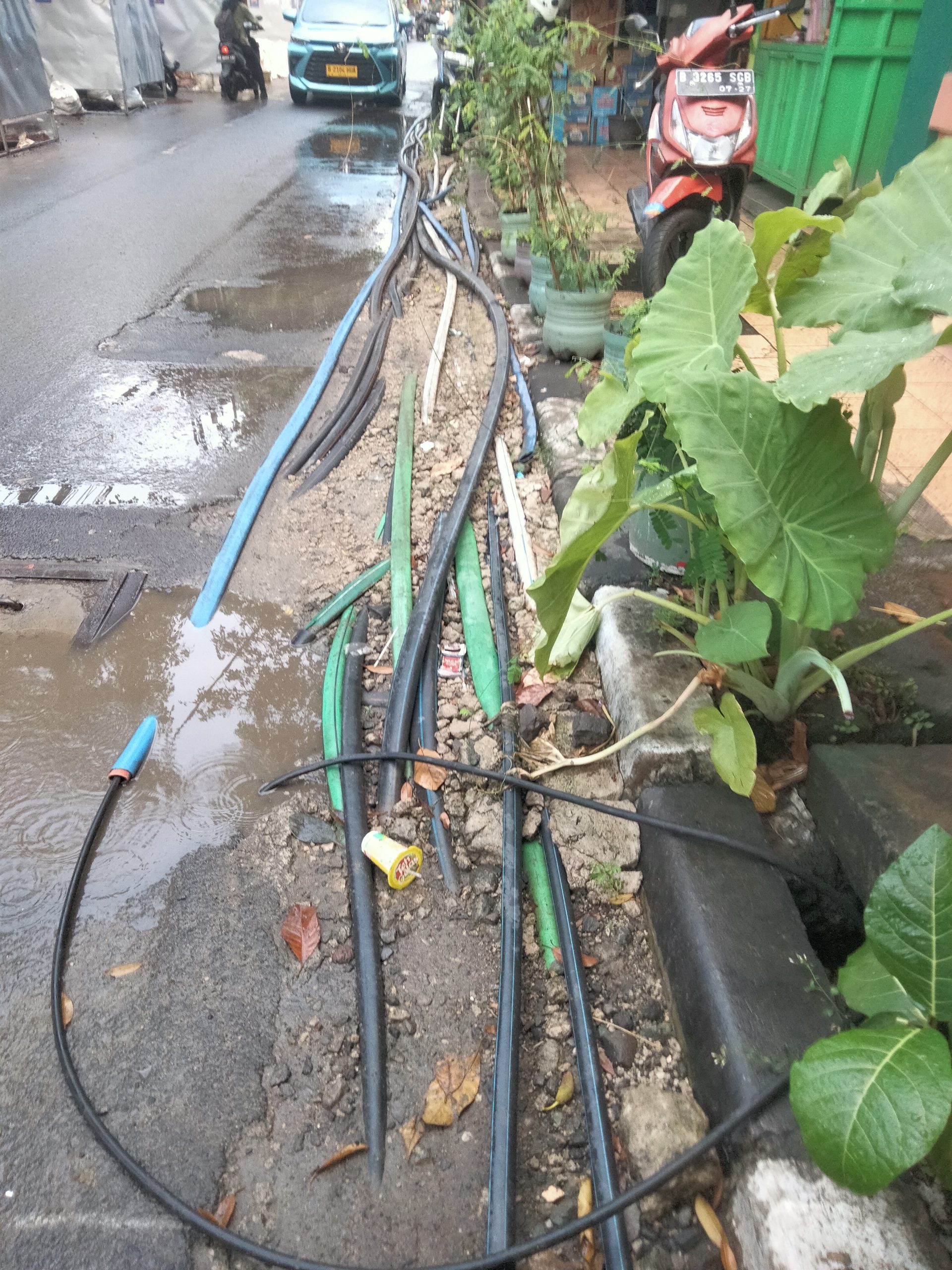 Kurang Peduli Bersihnya Lingkungan, Banyak Kabel Sembraut di Kuningan Barat Tendean Jaksel
